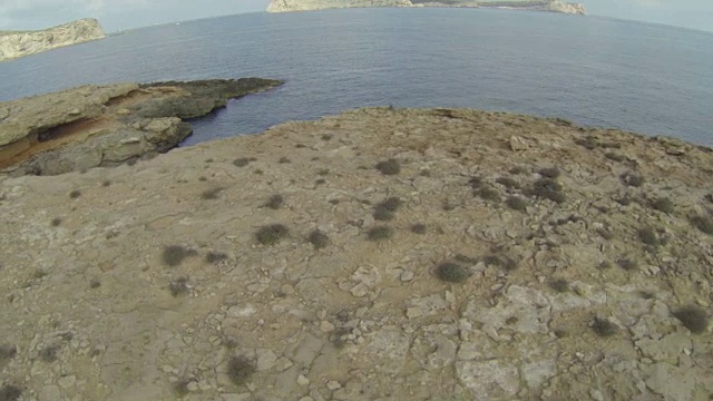 鸟瞰图的岩石海岸线在伊比沙，西班牙视频素材