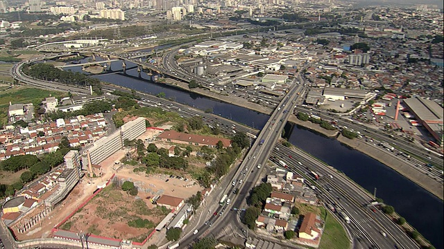 鸟瞰图SÃ£o Paulo 'Marginal TietÃª'河与繁忙的交通视频素材