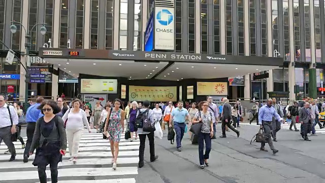 上班族在纽约宾夕法尼亚车站前穿过马路去上班。行人在拥挤的街道上行走视频素材