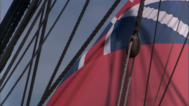 英国皇家海军“奋进号”(HMS Endeavour)的复制品上飘扬的红色红旗(1707-1801)。视频素材画面1