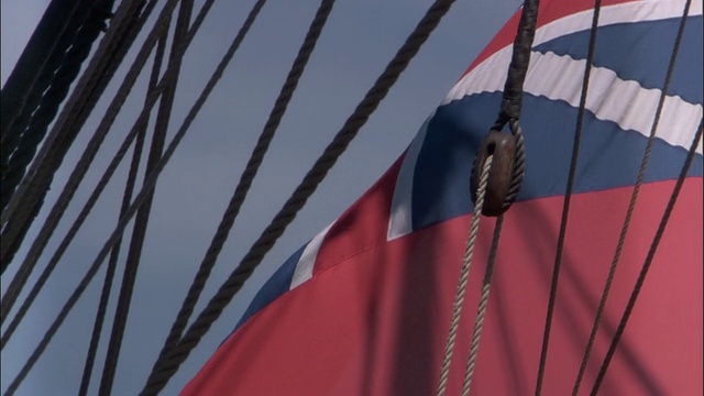 英国皇家海军“奋进号”(HMS Endeavour)的复制品上飘扬的红色红旗(1707-1801)。视频素材画面3