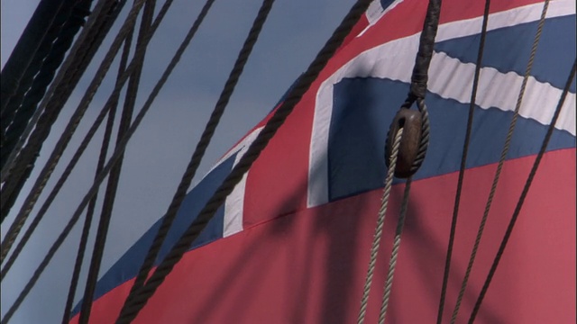 英国皇家海军“奋进号”(HMS Endeavour)的复制品上飘扬的红色红旗(1707-1801)。视频素材画面4