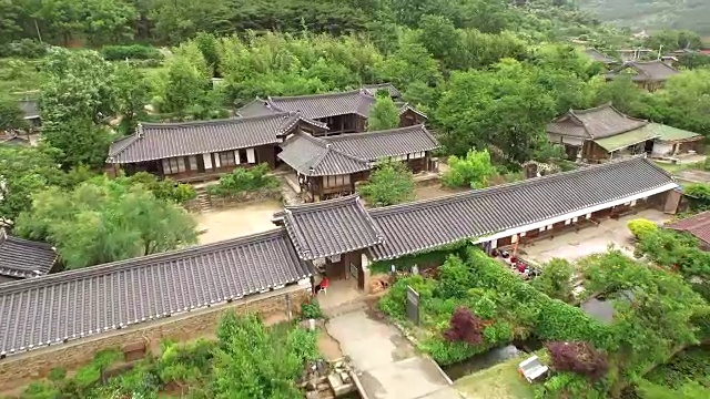 鸟瞰图的云柱亭和韩国传统房屋在山视频素材