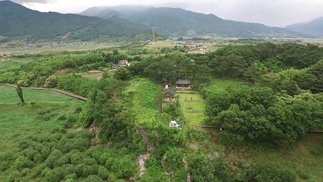 鸟瞰图:Seomjingang River和Yonghojung Pavilion near mount chishan视频素材