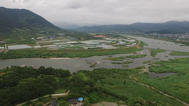 鸟瞰图:赤山旁边的Seomjingang河视频素材