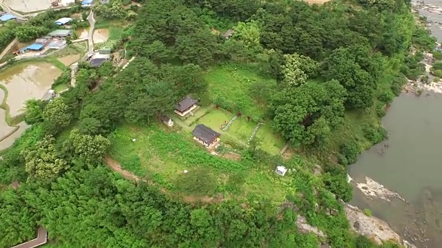 鸟瞰图:Seomjingang River和Yonghojung Pavilion near mount chishan视频素材