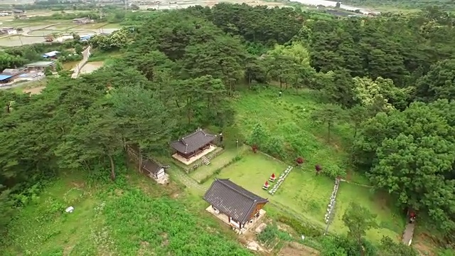 鸟瞰图:赤山附近的Seomjingang河和Yonghojung亭视频素材