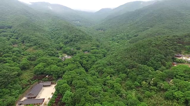 鸟瞰基里珊山的Hwaeomsa寺庙视频素材