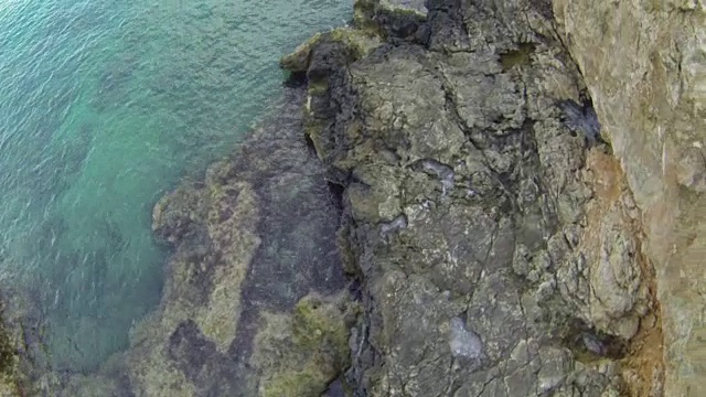 鸟瞰图的岩石海岸线在伊比沙，西班牙视频素材