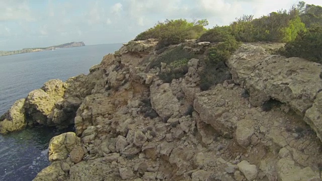 鸟瞰图的岩石海岸线在伊比沙，西班牙视频素材