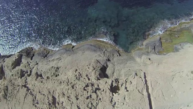 海水冲击着西班牙伊比沙岛的海岸和岩石海岸视频素材