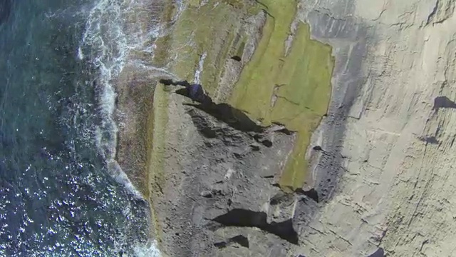 海水冲击着西班牙伊比沙岛的海岸和岩石海岸视频素材