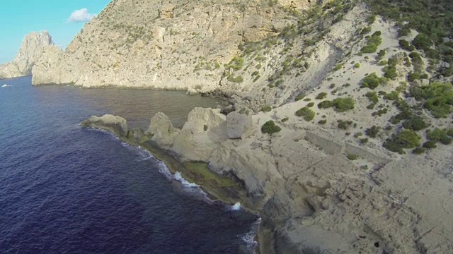 西班牙伊比沙岛的陆地和海洋鸟瞰图视频素材