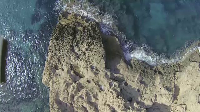 海水冲击着西班牙伊比沙岛的海岸和岩石海岸视频素材