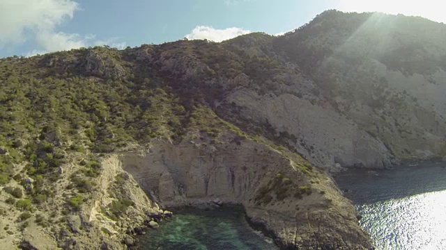 西班牙伊比沙岛的陆地和海洋鸟瞰图视频素材