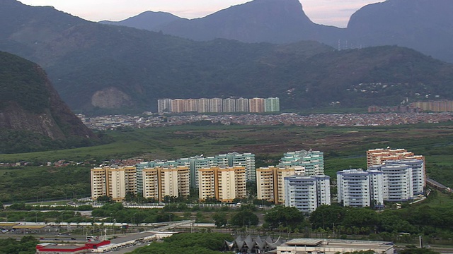 WS AERIAL拍摄的建筑与山在远处/里约热内卢de Janeiro，巴西视频素材