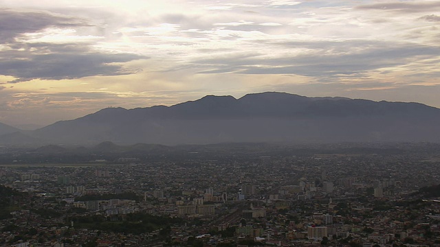 城市和山脉的WS鸟瞰图/里约热内卢de Janeiro，巴西视频素材