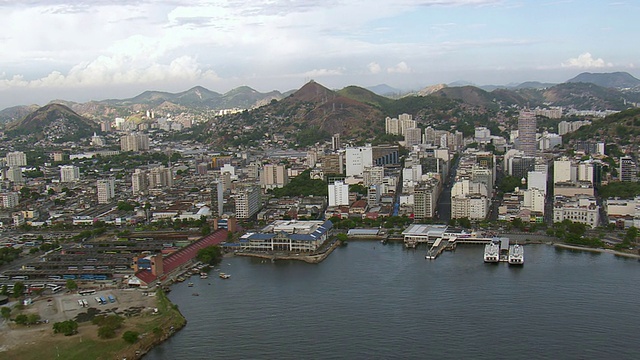 建筑鸟瞰图，船站和山/里约热内卢de Janeiro，巴西视频素材