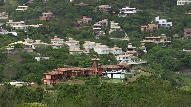 在山上的房子鸟瞰图/里约热内卢de Janeiro，巴西视频素材