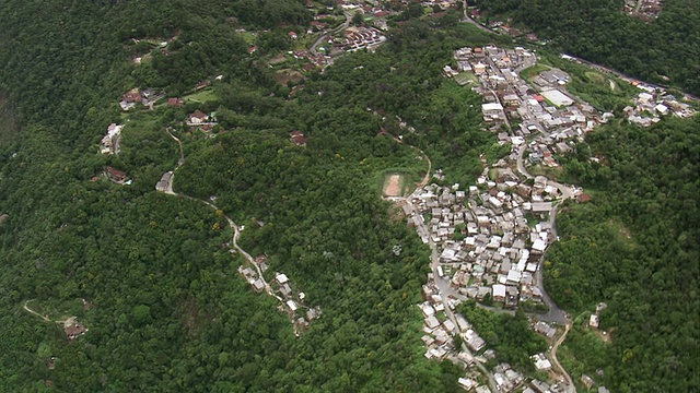 WS鸟瞰图城市与山/里约热内卢de Janeiro，巴西视频素材