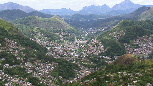 WS鸟瞰图城市与山/里约热内卢de Janeiro，巴西视频素材