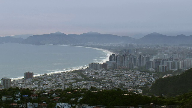 WS鸟瞰图在城市/里约热内卢de Janeiro，巴西的海滩视频素材