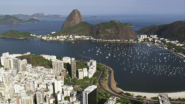 从空中俯瞰糖面包山与城市/里约热内卢de Janeiro，巴西视频素材