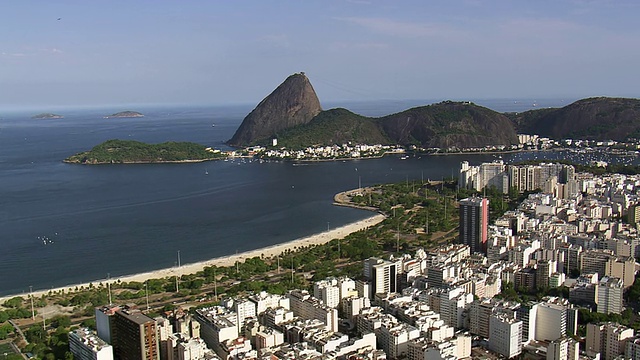 从空中俯瞰糖面包山与城市/里约热内卢de Janeiro，巴西视频素材