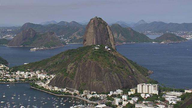 从空中俯瞰糖面包山与城市/里约热内卢de Janeiro，巴西视频素材