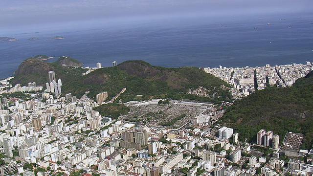 WS鸟瞰图里约热内卢de janeiro城市在海洋/里约热内卢de janeiro，巴西视频素材