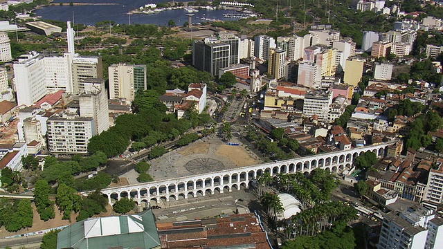 WS鸟瞰图城市前面的海/里约热内卢de Janeiro，巴西视频素材