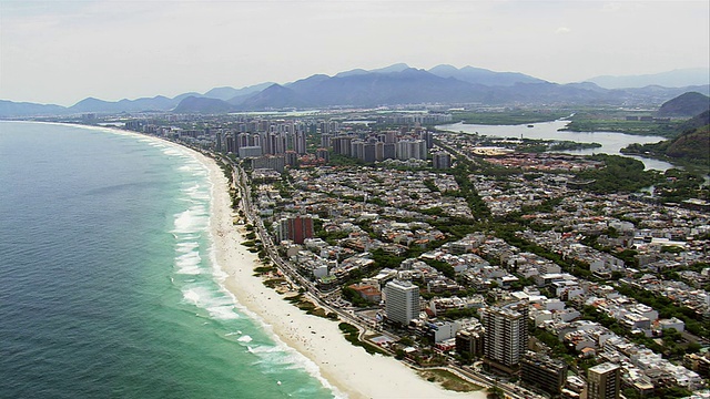 在巴拉海滩附近的城市鸟瞰图/里约热内卢de Janeiro，巴西视频素材