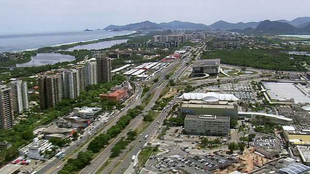 在巴拉海滩附近的城市鸟瞰图/里约热内卢de Janeiro，巴西视频素材