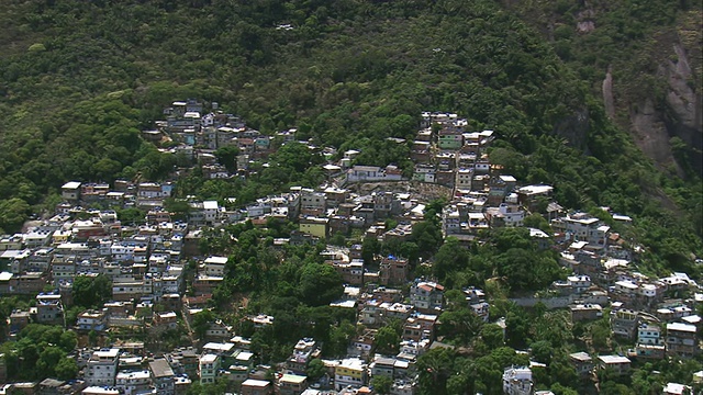 WS AERIAL Shot普通房屋在城市的山/里约热内卢de Janeiro，巴西视频素材