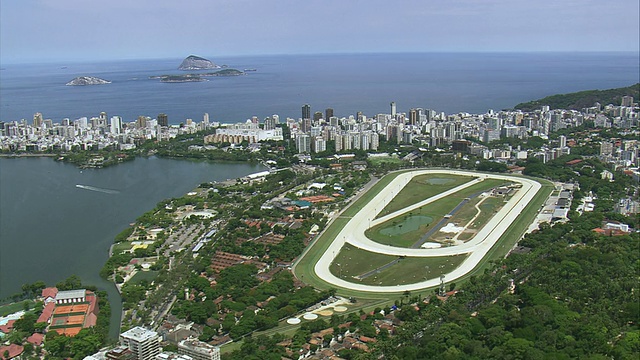 WS航拍的跑道和赛马会在城市与海岸线/里约热内卢de Janeiro，巴西视频素材