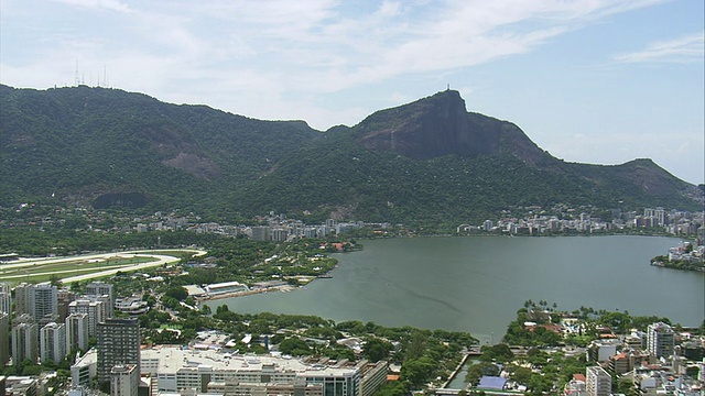 城市鸟瞰图与山脉/里约热内卢de Janeiro，巴西视频素材