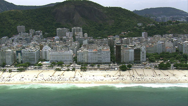 城市鸟瞰图与山脉/里约热内卢de Janeiro，巴西视频素材