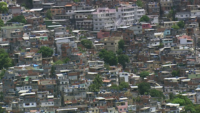 Rochina Favela city with mountains /里约热内卢de Janeiro，巴西视频素材