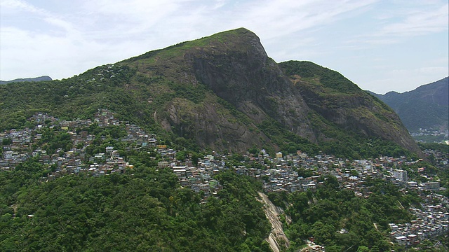 Rochina Favela city with mountains /里约热内卢de Janeiro，巴西视频素材