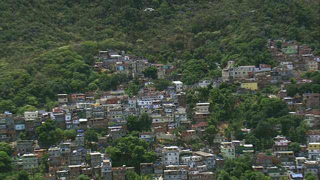 Rochina Favela city with mountain range /里约热内卢de Janeiro，巴西视频素材