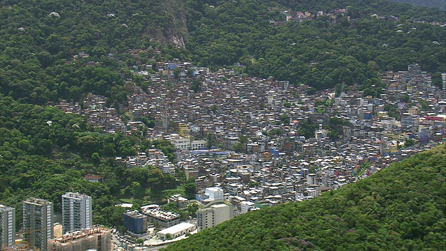 Rochina Favela city with mountains /里约热内卢de Janeiro，巴西视频素材