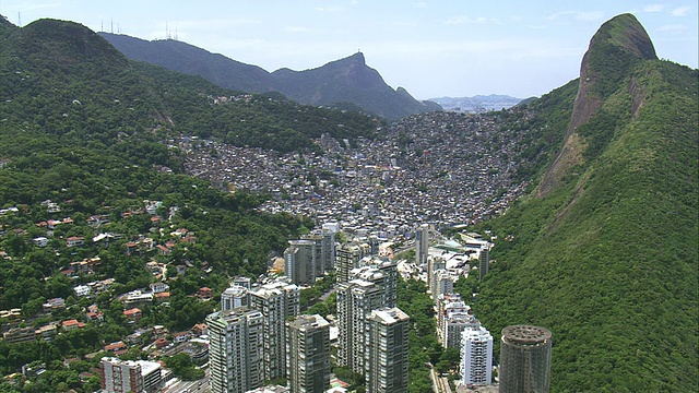 Rochina Favela city with mountains /里约热内卢de Janeiro，巴西视频素材