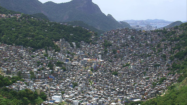 Rochina Favela city with mountains /里约热内卢de Janeiro，巴西视频素材