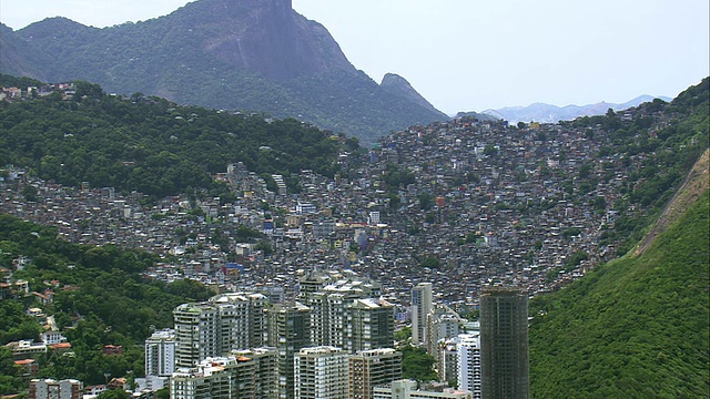 Rochina Favela village /里约热内卢de Janeiro，巴西，WS鸟瞰图视频素材