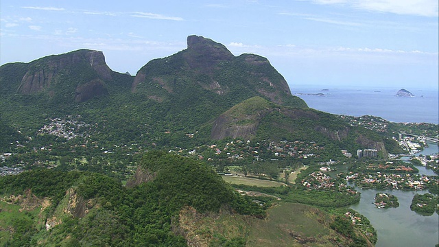 城市鸟瞰图与山脉/里约热内卢de Janeiro，巴西视频素材