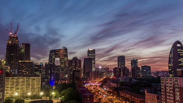 时间流逝——北京天际线鸟瞰图，白天到夜晚的过渡(WS)视频素材