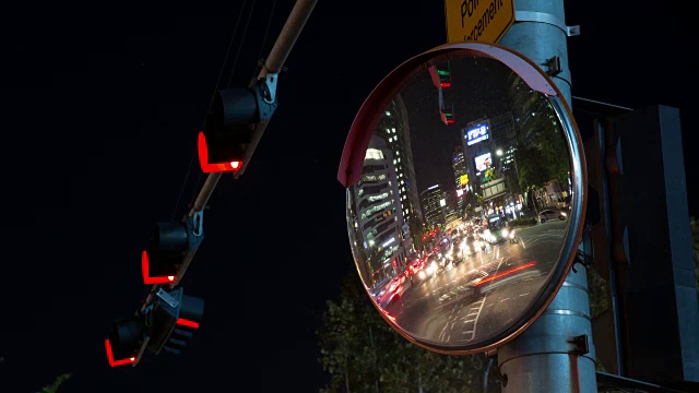 道路夜景通过交通镜和东大门远后方视频素材