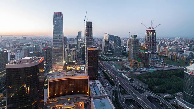 时光流逝——北京天际线的高景，白天到夜晚的过渡(WS平移)视频素材