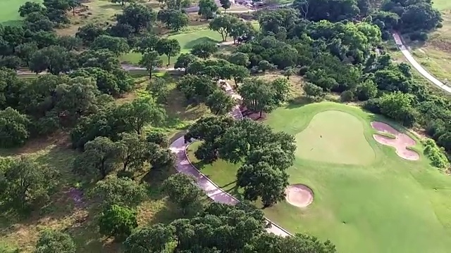 空中飞行高尔夫球场中部德克萨斯圆石奥斯丁山国家拍摄4K视频素材