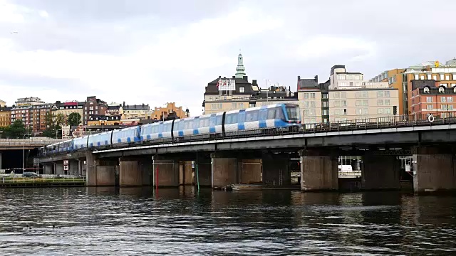 地铁列车过桥时动作缓慢视频素材